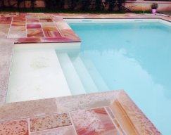 piscina costruita in casseri con ingresso scalinata